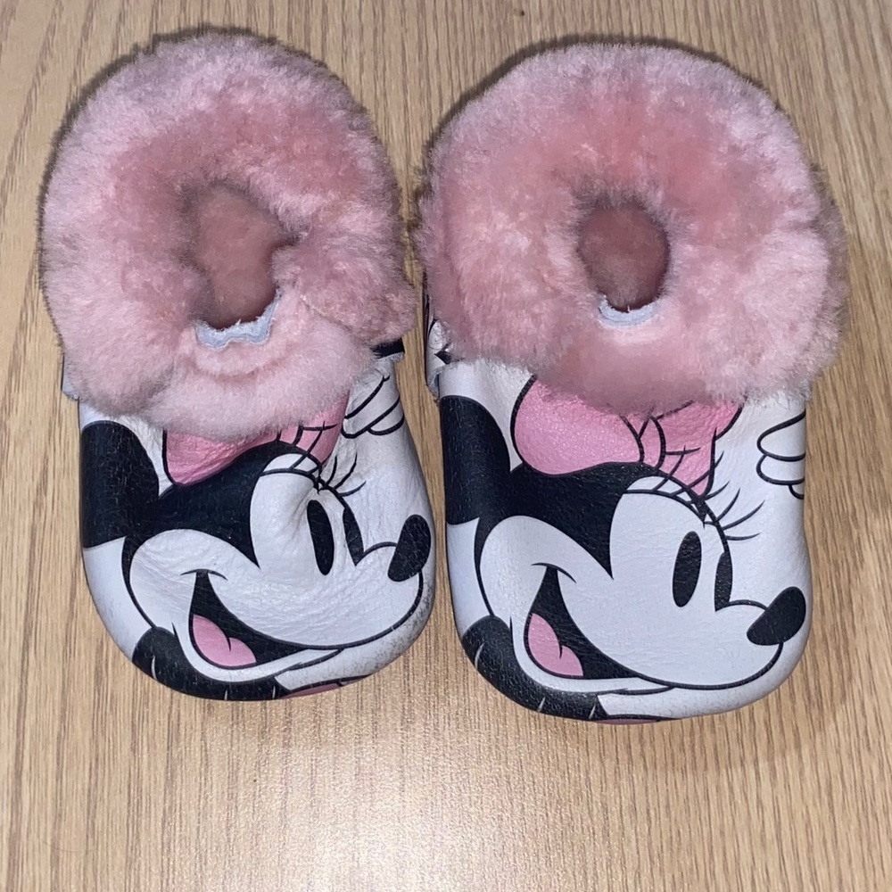 Minnie Mouse shearling mocc